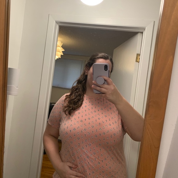 Old navy luxe T-shirt (pink pattern) - Picture 4 of 4